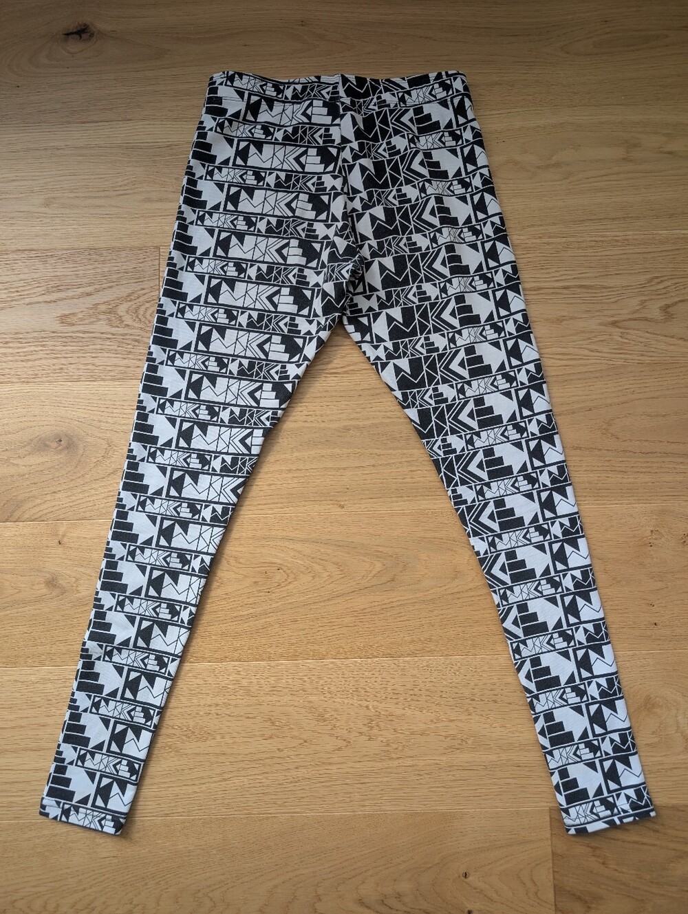RARE Nike Patterned Leggings - Picture 3 of 8